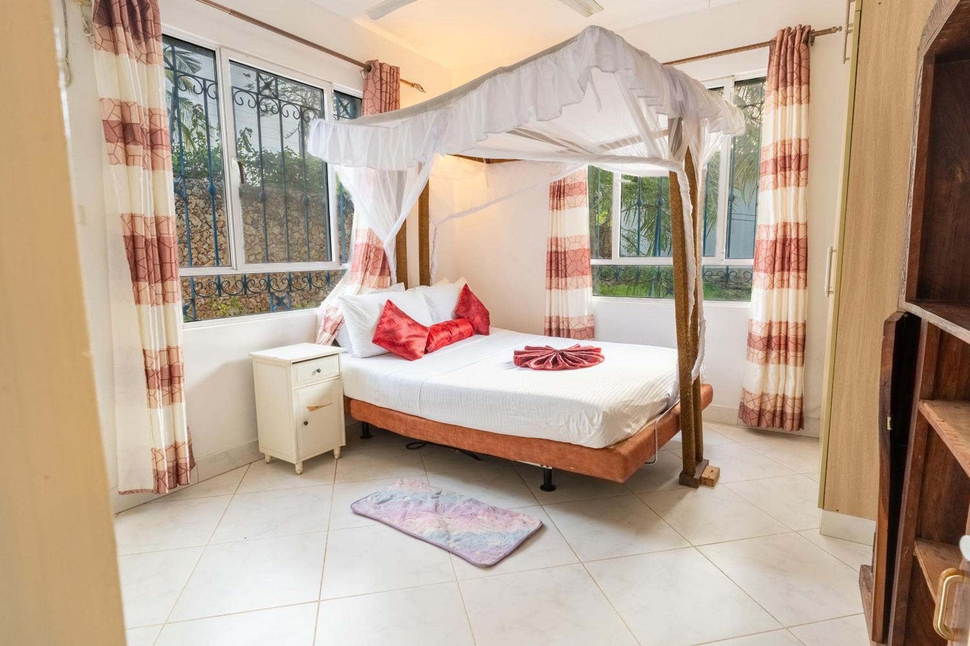 Queens Chateau Boutique Villa Praia de Diani Exterior foto