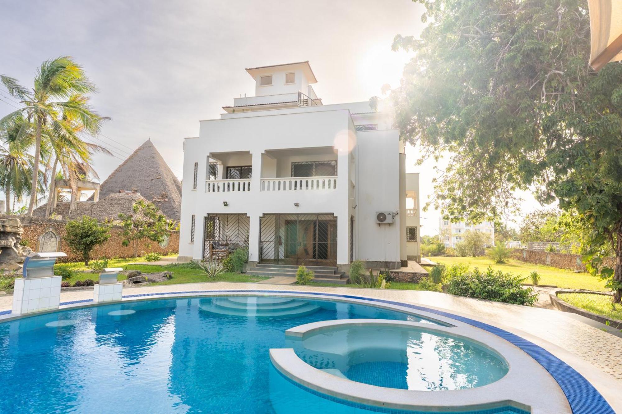 Queens Chateau Boutique Villa Praia de Diani Exterior foto