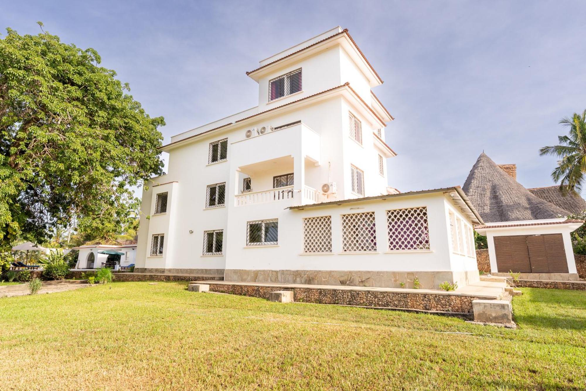 Queens Chateau Boutique Villa Praia de Diani Exterior foto